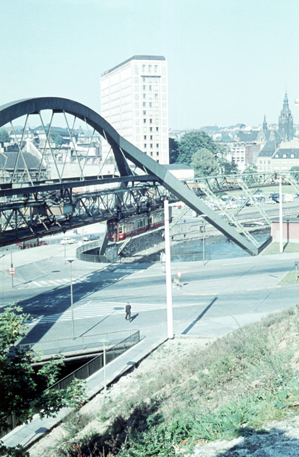 M33-Schwebebahn, Glanzstoffhochhaus, Rathaus - 1959